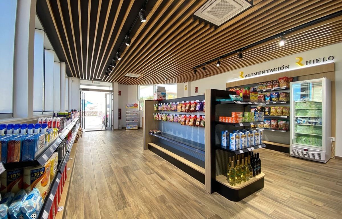 Interior de la tienda de Ruyco Petrol Barreda